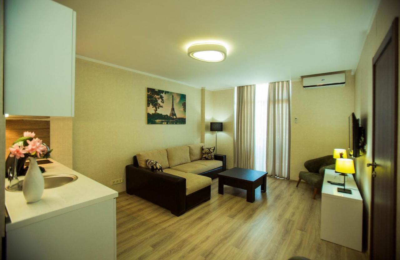 Holiday Lux Sea Towers Batumi Exterior photo