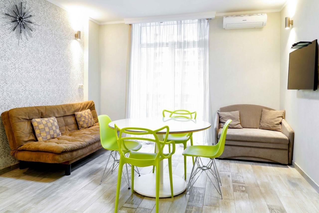 Holiday Lux Sea Towers Batumi Exterior photo